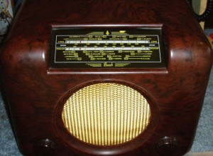 Bush DAC90A vintage Bakelite radio yellow glass