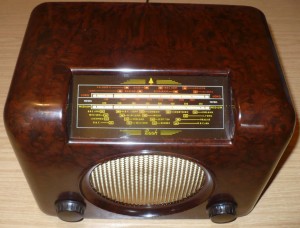 Bush DAC90A vintage Bakelite radio - red yellow dial glass