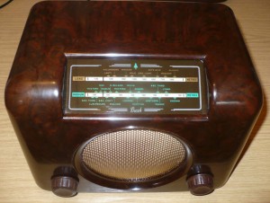 Bush DAC90A vintage Bakelite radio green dial glass