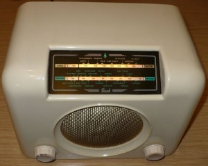 Ivory Bush DAC90A vintage Bakelite radio green dial glass