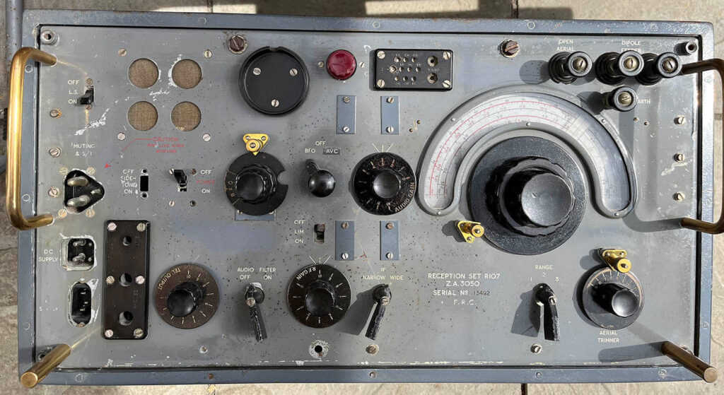 Reception set R-107 communications receiver